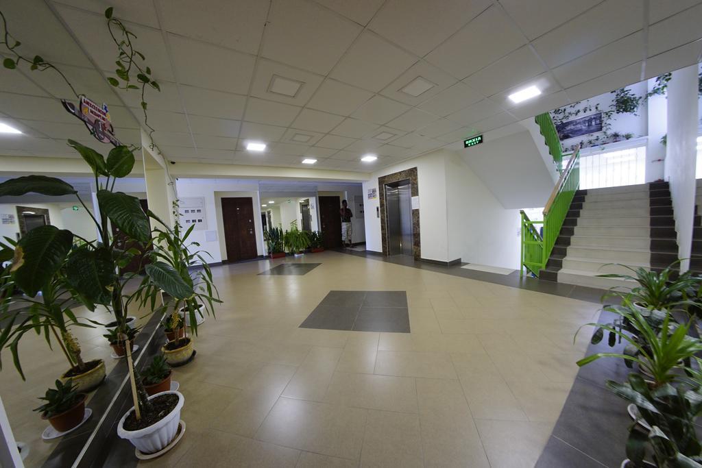 54a Tselinogradskaia Str at Alekseevka underground Kharkiv Eksteriør billede